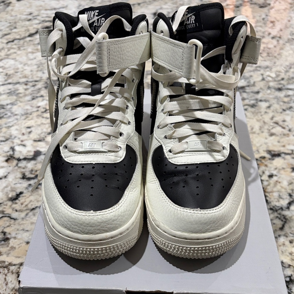 Nike Women’s Sz10 Air Force 1 ‘07 Mid-Top Sneakers in Black and Off White